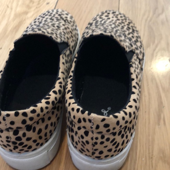 Super cute women’s slip on cheetah shoes! - Picture 2 of 3